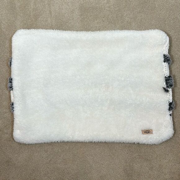 Ugg White Gray Standard Pillowcase Knit Fuzzy Soft - Picture 2 of 8